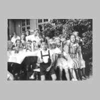 022-0374 Kinderfest im Goldbacher Kindergarten im August 1938. Die Kinder vor dem Haus. Kakao und Kuchen ist scheinbar doch wichtiger..jpg
